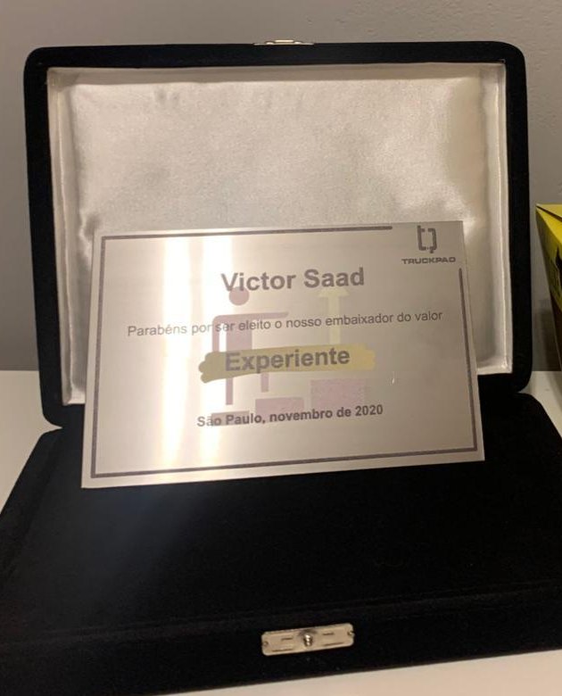 A TruckPad plaque in a velvet case, engraved "Victor Saad — Parabéns por ser eleito o nosso embaixador do valor Experiente — São Paulo, novembro de 2020".